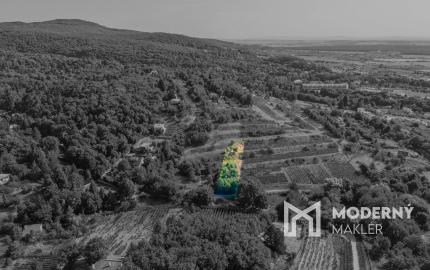 Na predaj slnečný pozemok s jedinečným výhľadom v Modre