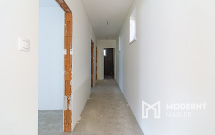 Na predaj priestranný 4-izbový bungalov s terasou v Hrnčiarovciach nad Parnou