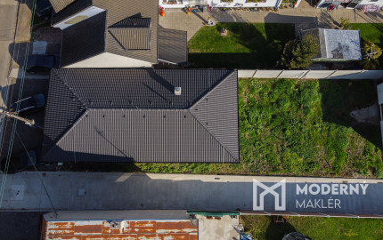 Na predaj priestranný 4-izbový bungalov s terasou v Hrnčiarovciach nad Parnou