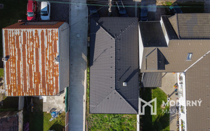 Na predaj priestranný 4-izbový bungalov s terasou v Hrnčiarovciach nad Parnou