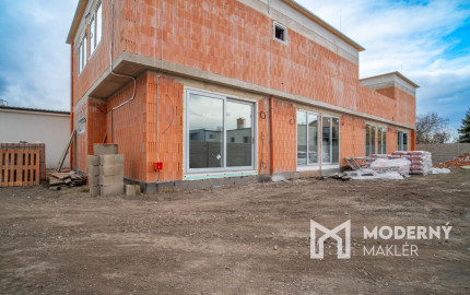 Na predaj nadštandardný 3-izbový byt s vlastnou záhradou v Kráľovej pri Senci