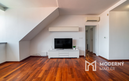 Na predaj priestranný 4-izbový byt pod hradom v centre Bratislavy