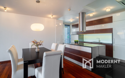 Na predaj priestranný 4-izbový byt pod hradom v centre Bratislavy