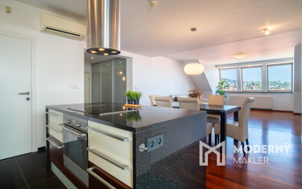 Na predaj priestranný 4-izbový byt pod hradom v centre Bratislavy