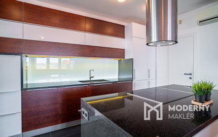 Na predaj priestranný 4-izbový byt pod hradom v centre Bratislavy