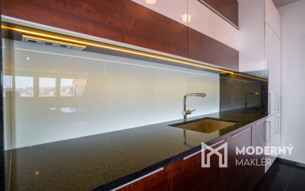 Na predaj priestranný 4-izbový byt pod hradom v centre Bratislavy