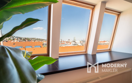 Na predaj priestranný 4-izbový byt pod hradom v centre Bratislavy