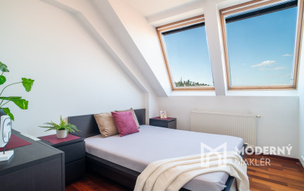 Na predaj priestranný 4-izbový byt pod hradom v centre Bratislavy