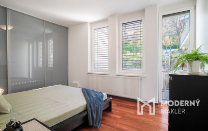 Na predaj priestranný 4-izbový byt pod hradom v centre Bratislavy