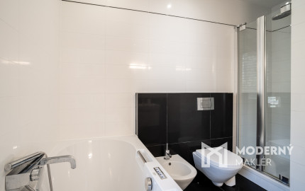 Na predaj priestranný 4-izbový byt pod hradom v centre Bratislavy