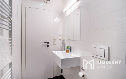 Na predaj priestranný 4-izbový byt pod hradom v centre Bratislavy