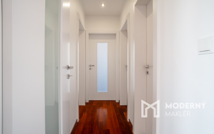 Na predaj priestranný 4-izbový byt pod hradom v centre Bratislavy