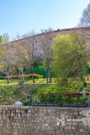 Na predaj priestranný 4-izbový byt pod hradom v centre Bratislavy