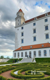 Na predaj priestranný 4-izbový byt pod hradom v centre Bratislavy