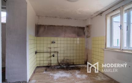 Na predaj starší rodinný dom s veľkým pozemkom v Trenčíne, časť Zlatovce