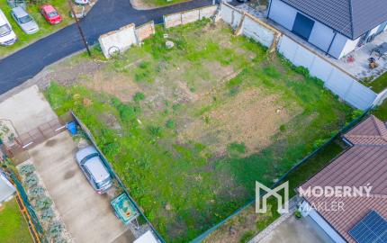 REZERVOVANÉ:Na predaj pozemok so stavebným povolením a projektom k rodinnému domu v obci Vysoká pri Morave