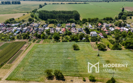 Na predaj rozmerný pozemok vhodný na výstavbu v obci Moravany časť Lučkovce