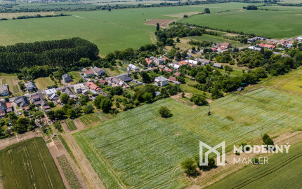 Na predaj rozmerný pozemok vhodný na výstavbu v obci Moravany časť Lučkovce