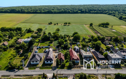 Na predaj rozmerný pozemok vhodný na výstavbu v obci Moravany časť Lučkovce