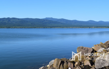 Na predaj rozmerný pozemok vhodný na výstavbu v obci Moravany časť Lučkovce