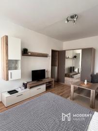 Na prenájom pekný 1-izbový byt s veľkou loggiou v obľúbenej časti Dúbravky