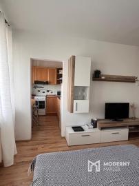 Na prenájom pekný 1-izbový byt s veľkou loggiou v obľúbenej časti Dúbravky