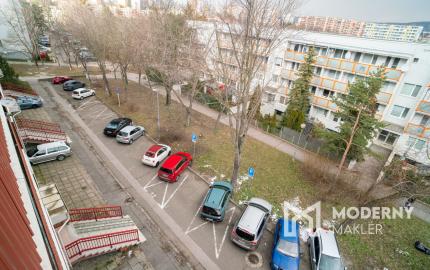 Na prenájom pekný 1-izbový byt s veľkou loggiou v obľúbenej časti Dúbravky