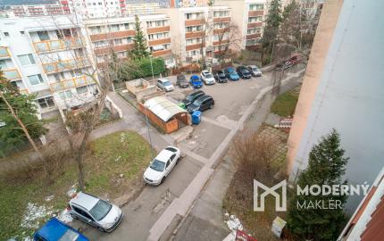 Na prenájom pekný 1-izbový byt s veľkou loggiou v obľúbenej časti Dúbravky