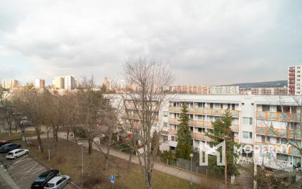 Na prenájom pekný 1-izbový byt s veľkou loggiou v obľúbenej časti Dúbravky