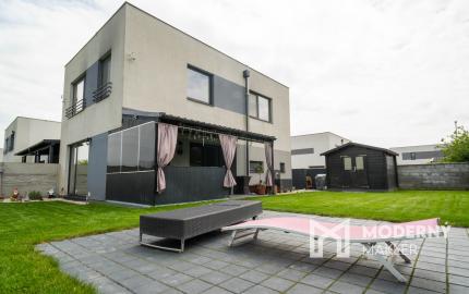 REZERVOVANÉ:Na predaj rodinný dom s terasou v Dunajskej Lužnej