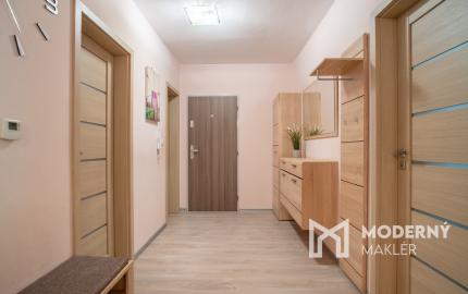 REZERVOVANÉ: Na predaj priestranný 3-izbový byt na Slávičej ulici v Senci