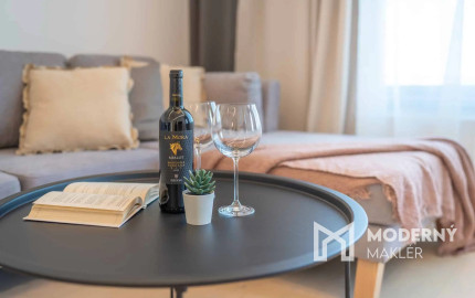 Na prenájom kompletne zariadený 2-izbový byt s garážovým parkovacím státím v SKYPARKU