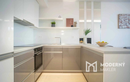 Na prenájom kompletne zariadený 2-izbový byt s garážovým parkovacím státím v SKYPARKU