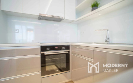 Na prenájom kompletne zariadený 2-izbový byt s garážovým parkovacím státím v SKYPARKU