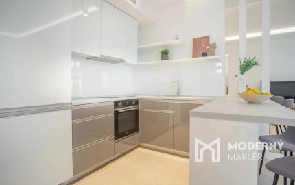 Na prenájom kompletne zariadený 2-izbový byt s garážovým parkovacím státím v SKYPARKU