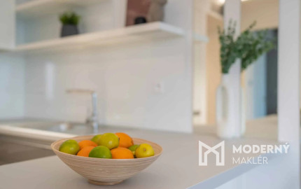 Na prenájom kompletne zariadený 2-izbový byt s garážovým parkovacím státím v SKYPARKU