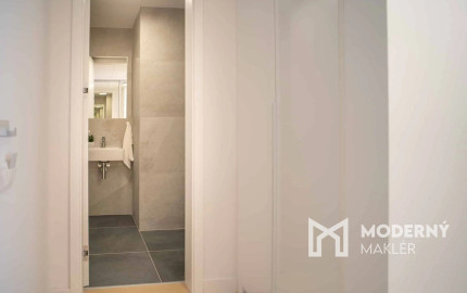 Na prenájom kompletne zariadený 2-izbový byt s garážovým parkovacím státím v SKYPARKU