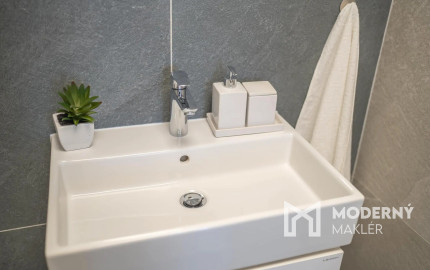 Na prenájom kompletne zariadený 2-izbový byt s garážovým parkovacím státím v SKYPARKU