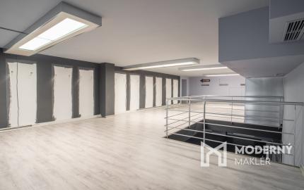 Na prenájom veľkorysý obchodný priestor s mezanínom na Zámockej ulici pod Bratislavským hradom