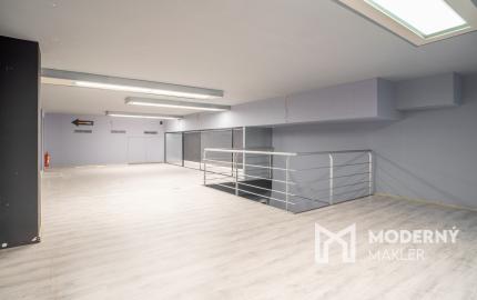 Na prenájom veľkorysý obchodný priestor s mezanínom na Zámockej ulici pod Bratislavským hradom