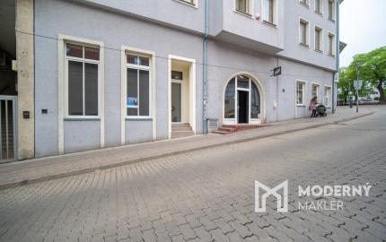 Na prenájom veľkorysý obchodný priestor s mezanínom na Zámockej ulici pod Bratislavským hradom