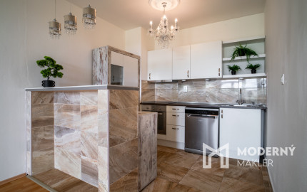 Na predaj priestranný 2-izbový byt s garážovým parkovacím státim v Záhorskej Bystrici