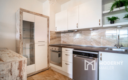 Na predaj priestranný 2-izbový byt s garážovým parkovacím státim v Záhorskej Bystrici