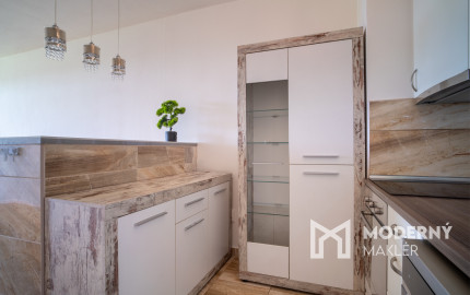 Na predaj priestranný 2-izbový byt s garážovým parkovacím státim v Záhorskej Bystrici