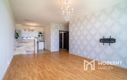 Na predaj priestranný 2-izbový byt s garážovým parkovacím státim v Záhorskej Bystrici