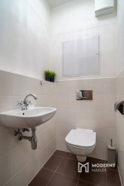 Na predaj priestranný 2-izbový byt s garážovým parkovacím státim v Záhorskej Bystrici