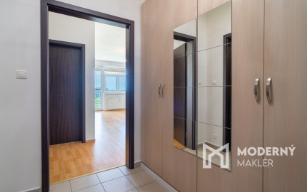 Na predaj priestranný 2-izbový byt s garážovým parkovacím státim v Záhorskej Bystrici