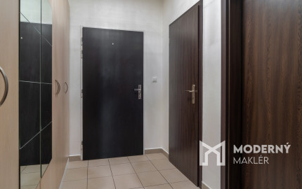 Na predaj priestranný 2-izbový byt s garážovým parkovacím státim v Záhorskej Bystrici