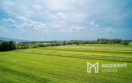 Na predaj priestranný 2-izbový byt s garážovým parkovacím státim v Záhorskej Bystrici