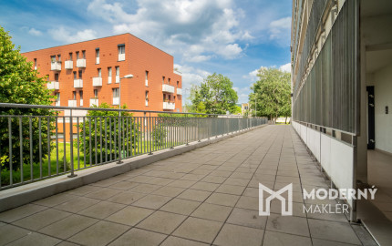 Na predaj priestranný 2-izbový byt s garážovým parkovacím státim v Záhorskej Bystrici